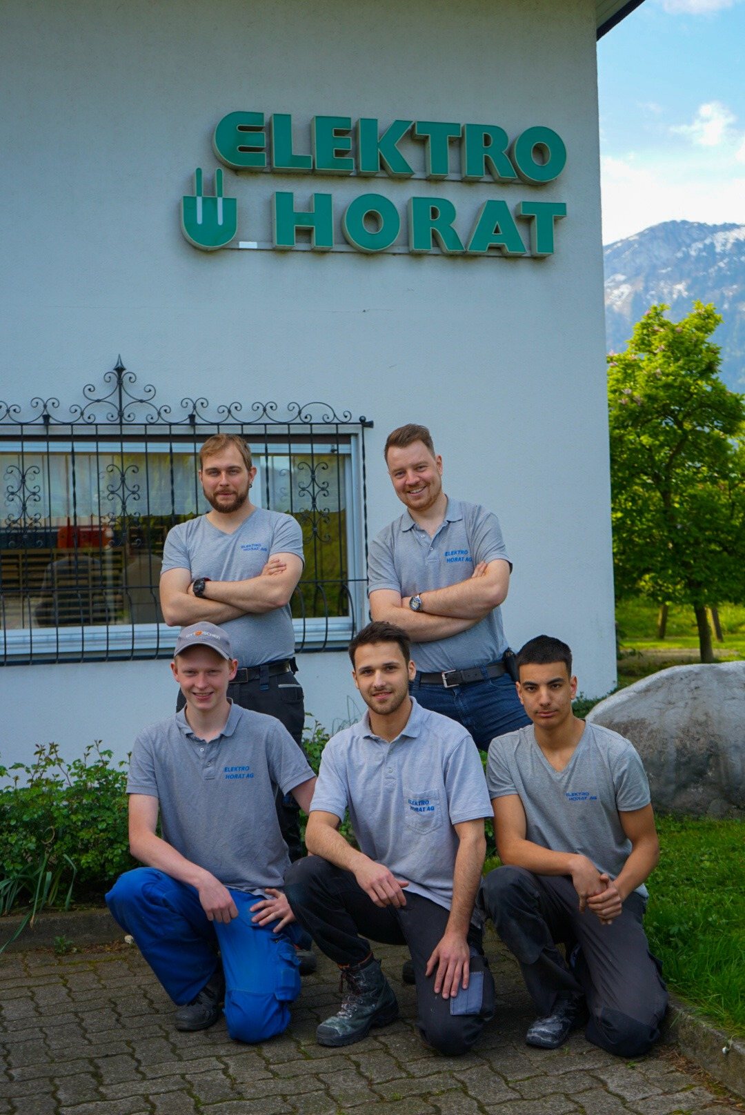 Das Team vor dem Firmensitz mit dem grünen Schriftzug Elektro Horat